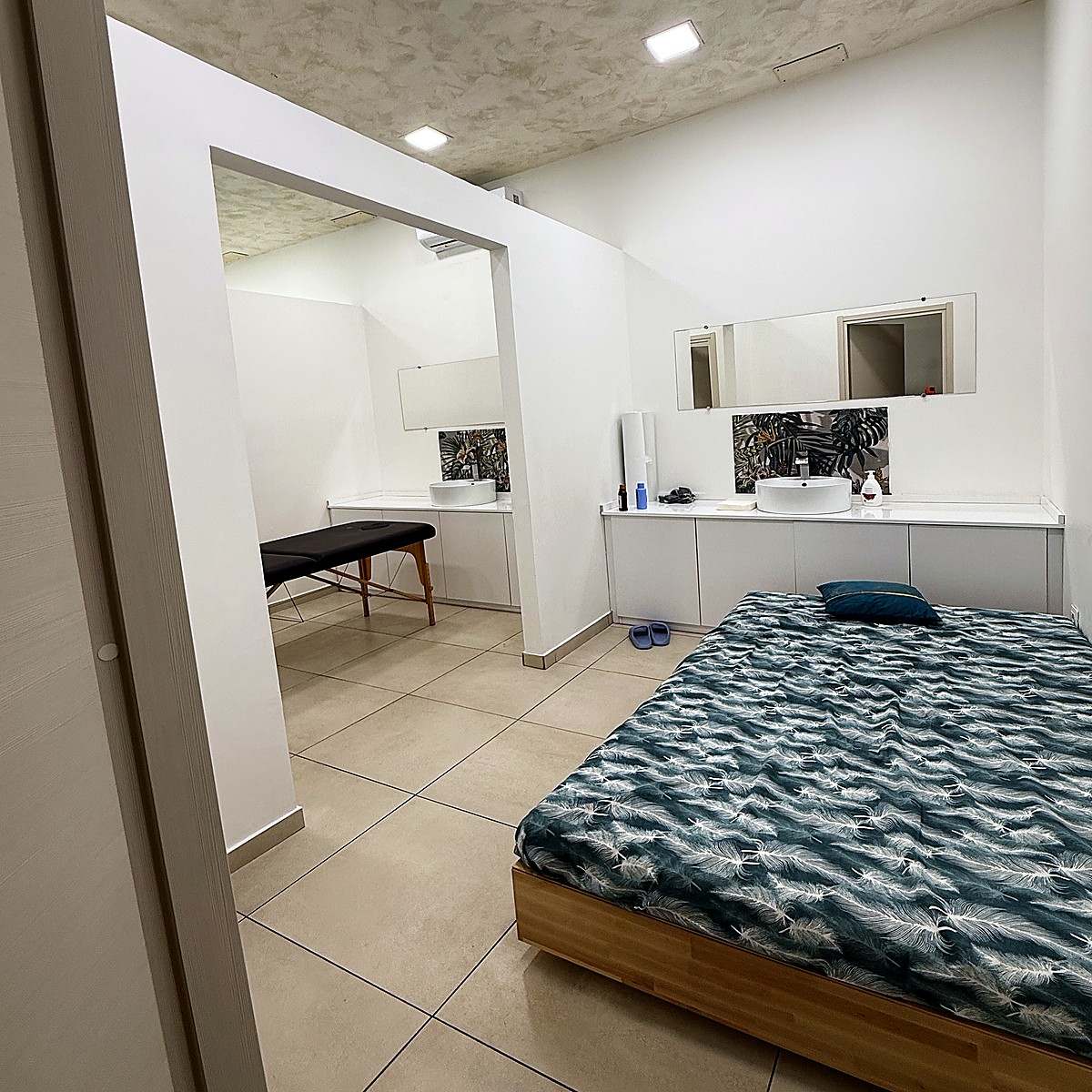Cabina luminosa con lavabo e dettagli botanici