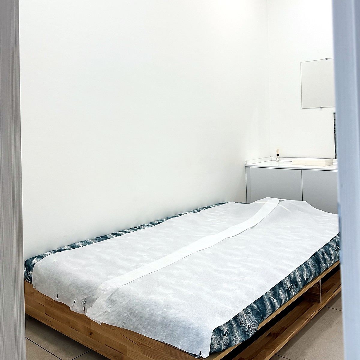 Cabina riservata con lettino e lavabo