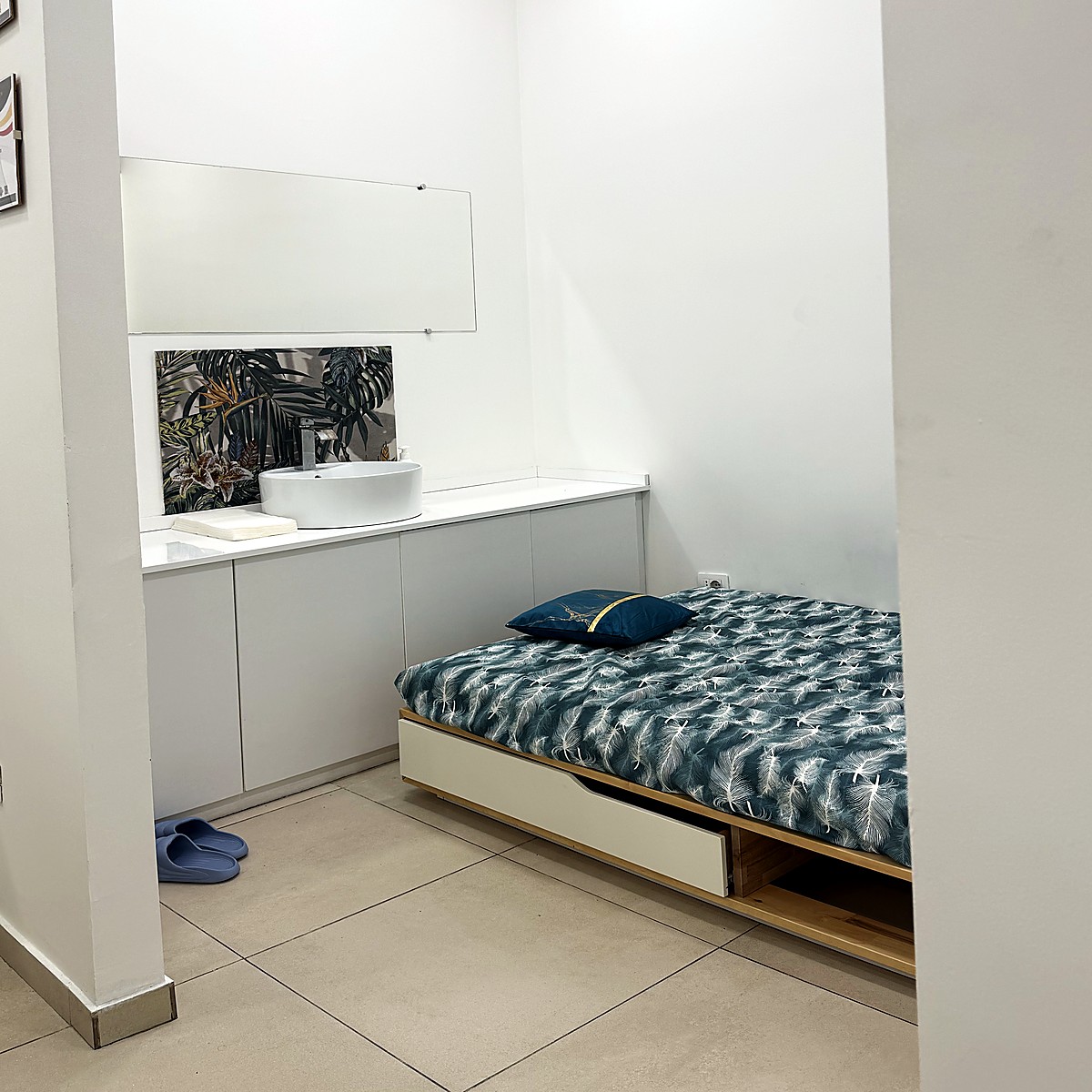 Cabina di Oasi del Benessere con lavabo tondo e pannello botanico